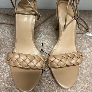 Express heel size 7 NWT